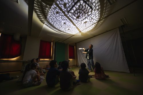 東京都・葛飾区芸術文化連携事業−川村亘平斎 影絵ワークショップ「かわにうつる このかげはなに？」