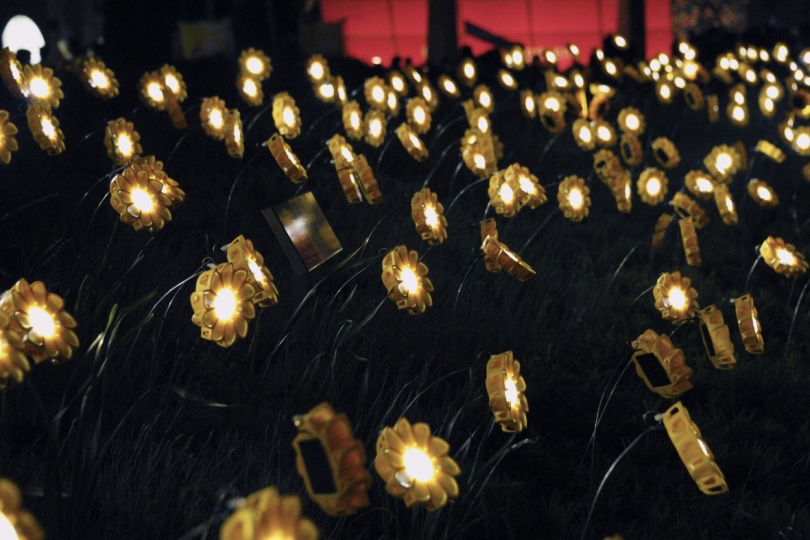 「リトル・サン・ガーデン」　約1700個の太陽電池式ライトで光る花畑。