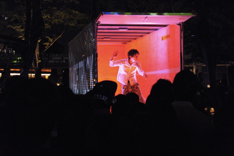 「ダンス・トラック・プロジェクト」六本木ヒルズの広場に置かれたトラックでパフォーマンス。写真は鈴木ユキオさん。コンテンポラリーダンスを初めて観ていると思われる人たちの、ストレートで新鮮な感想が、あちこちから聞こえてきた。