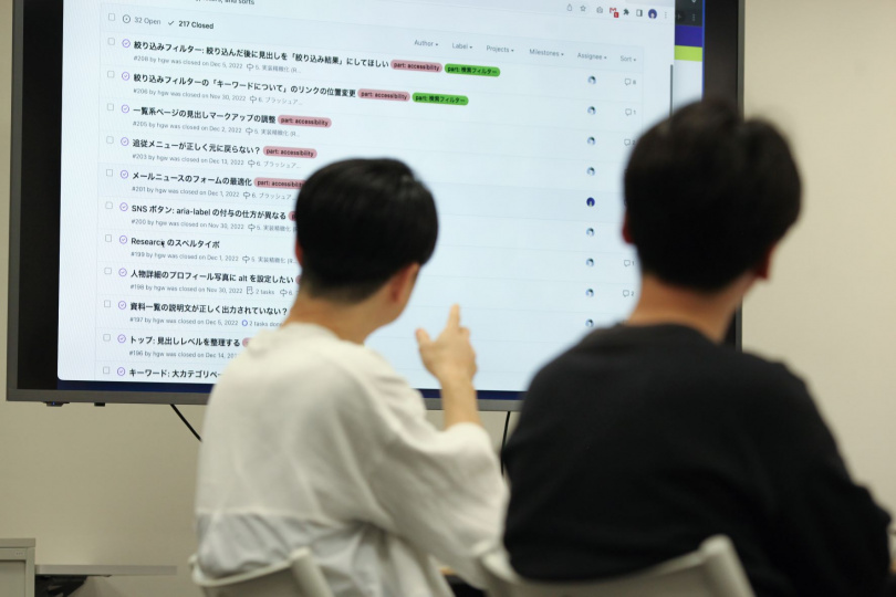 改修プロジェクトのときに使ったタスク管理ツールを指差す萩原さん