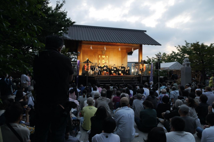 常磐津和英太夫連中（常磐津節）と藤舎千穂連中（邦楽囃子）のみなさん。三味線音楽の一種「常磐津節」と、歌舞伎や文楽などを盛り上げる音楽「邦楽囃子」
撮影：二瓶剛（SETENV）